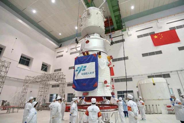 神舟二十号航天员返航因碎片风险紧急推迟，美军武器逼近太空