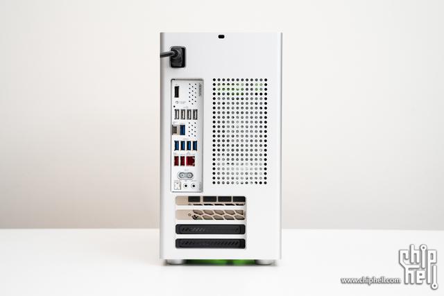 赛博鱼缸，技嘉 冰雕 B850M + 影驰 5080 金属大师 + COOJ Z18 装机