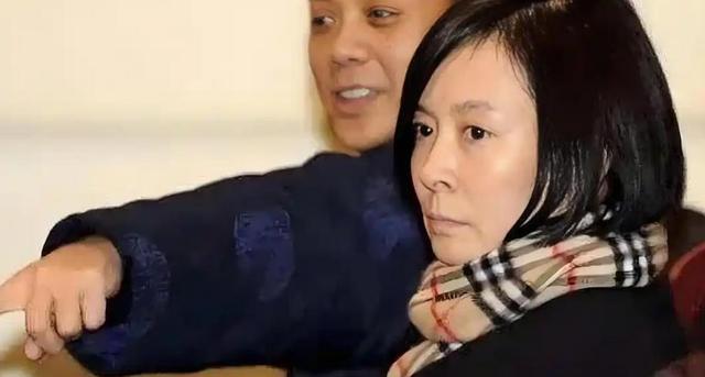 身价过亿坐拥北京一条街，陈道明得叫她姐，儿子是骄傲更是心病