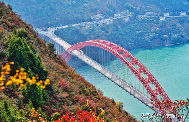 徒步三峡：霜叶漫山处，一步一千年