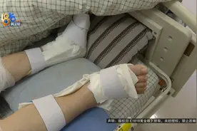 电梯猛地下坠，年轻人连拉带抱把阿姨弄出电梯……图片