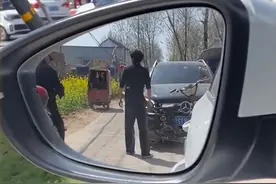 大妈蒜苗砸车后续：村民发声，记者晒出证据，奔驰车主彻底被打脸图片