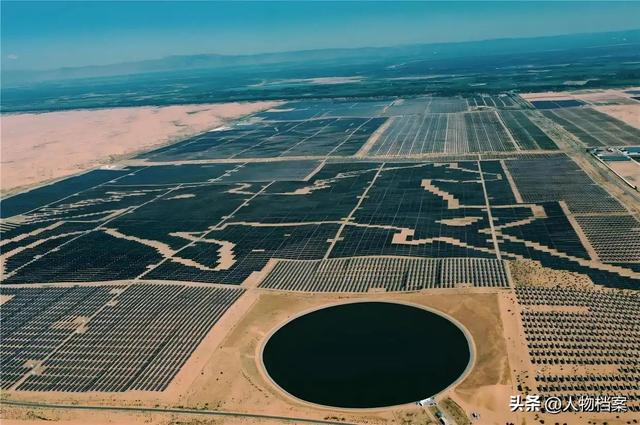 相当于20个三峡大坝，外媒突然发现，中国在沙漠里悄悄干了件大事