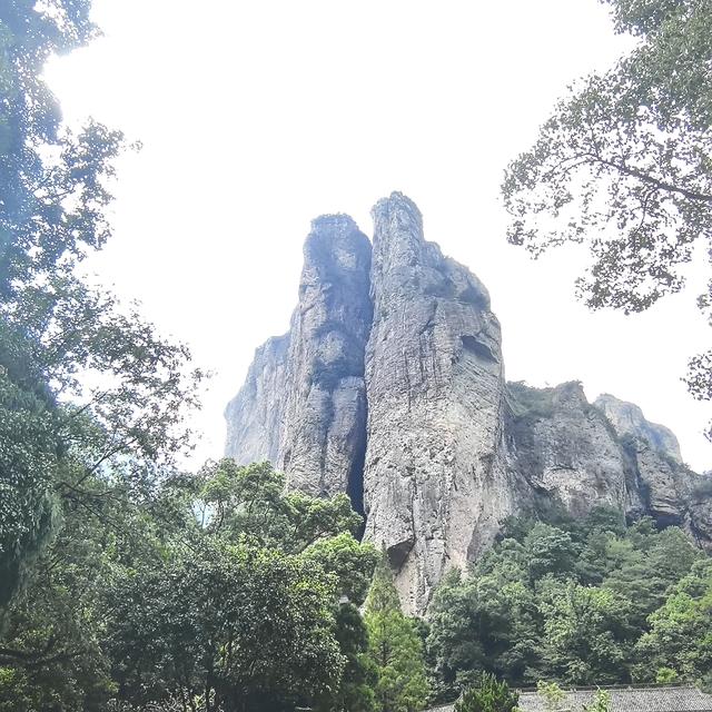 雁荡山太大了，由八个景区组合而成，两山一水为“雁荡三绝”