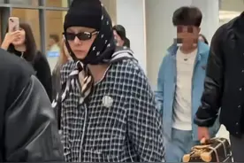 权志龙现身仁川机场，走路飘忽，吓得一激灵，网友：受啥刺激了？图片