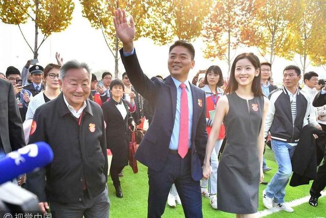 回不去的刘强东：为老家豪捐161亿，祖宅却深夜被泼油漆