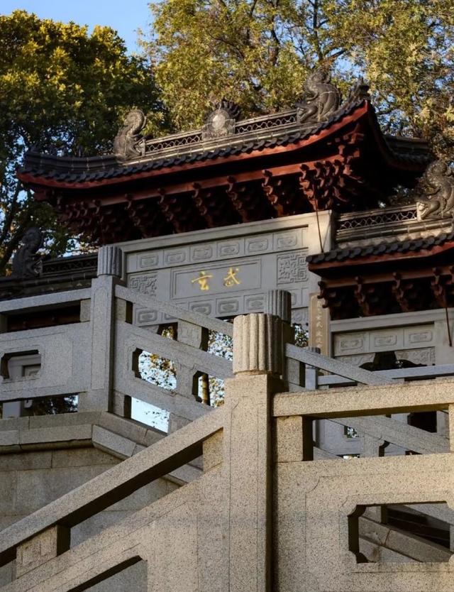 我是上海人，旅游景点玄武湖，坐老画舫游湖看小岛很惬意