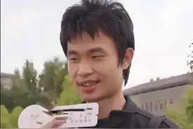 北大韦神近照曝光，穿千元名牌喝3块农夫，小孩打招呼他手足无措图片