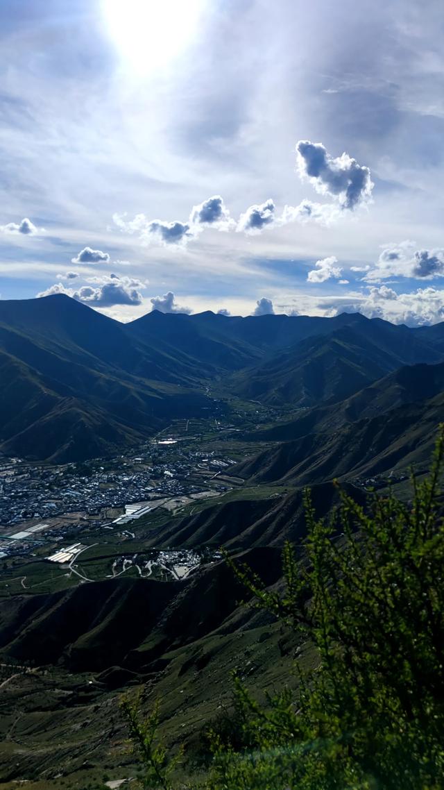 两登拉萨色拉寺后山，上升600米，山顶海拔4200米，经幡飘扬