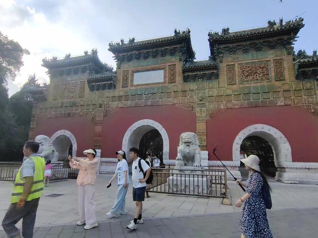 北京北海公园：都有哪些景点，绕湖走一圈看看。