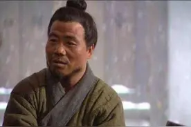 他是武大郎的扮演者，身高1米4曾获武术冠军，娶1米7高娇妻图片