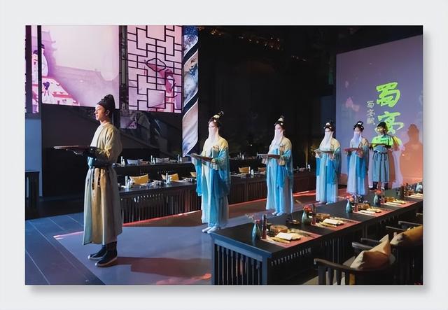 30万人奔赴的“穿越饭局”：成都凭什么接住这场文化实验？