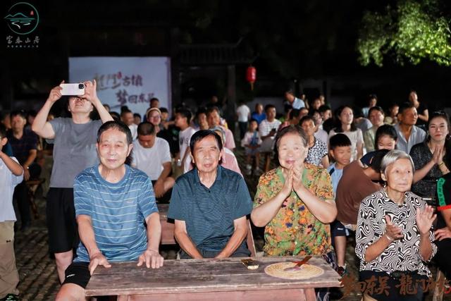 国庆中秋长假首日“炸”场！龙门古镇逛到腿软停不下来，美食吃到扶墙走！