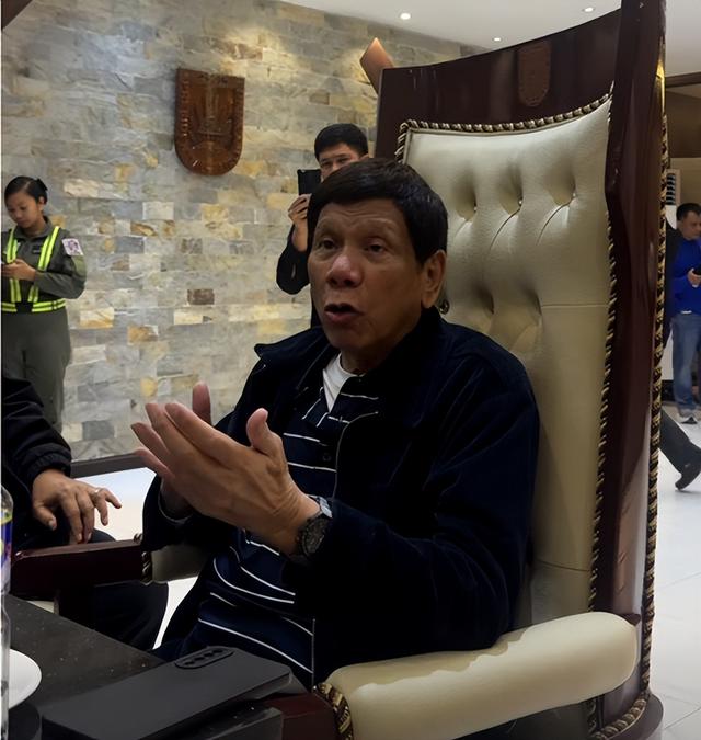 菲律宾起内讧，95名警察被打，总统亲属被罢免，杜特尔特笑到最后