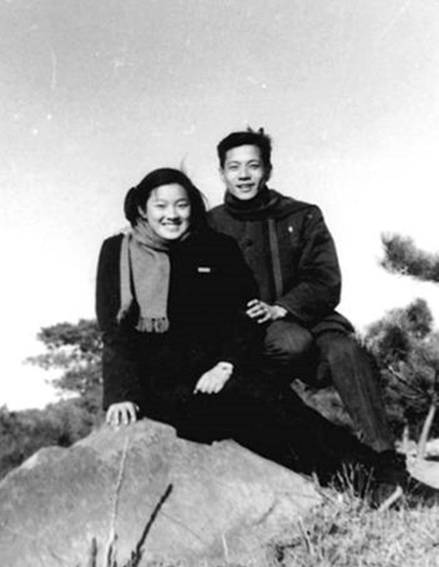 1956年，章含之和洪君彦约会，站在北海九龙壁前，拍下了一张合影