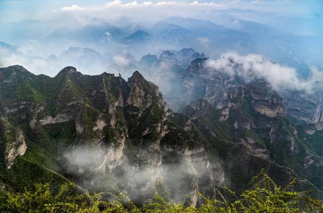 在炳灵云海间触摸云端