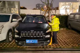 长沙一吉普车主不想交停车费，竟套牌同小区奥迪！交警：扣车记12分罚4千图片