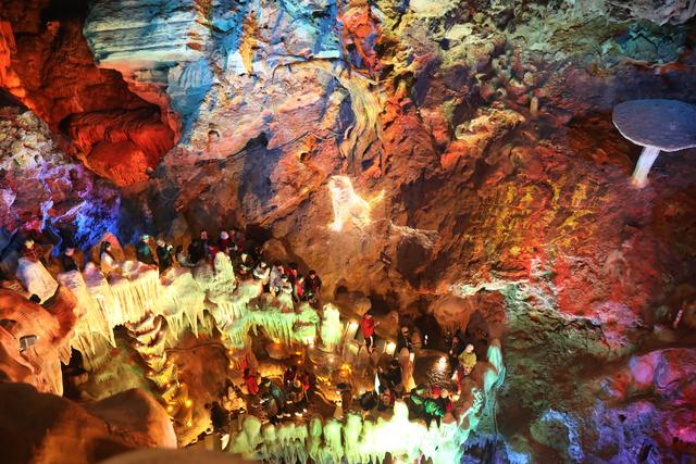 巴山大峡谷秋意浓，今年首趟跨省“环秦岭”赏秋银发旅游专列开行