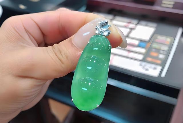 翡翠7大色系谁是顶流？内行私藏的“本命色”挑选指南，看完秒懂