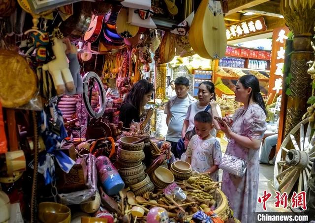 【央媒看天山】乌鲁木齐：游客大巴扎里看歌舞品美食感受新疆风情