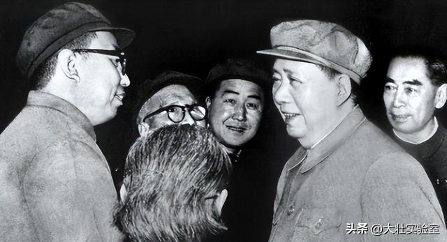 华国锋的夫人韩芝俊有多美？1961年的全家留影，30岁她端庄贤惠