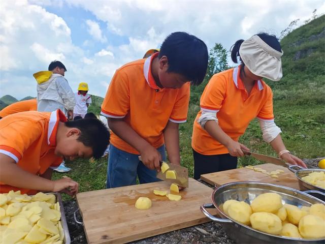 百里杜鹃：多彩研学趣味多 动手实践促成长