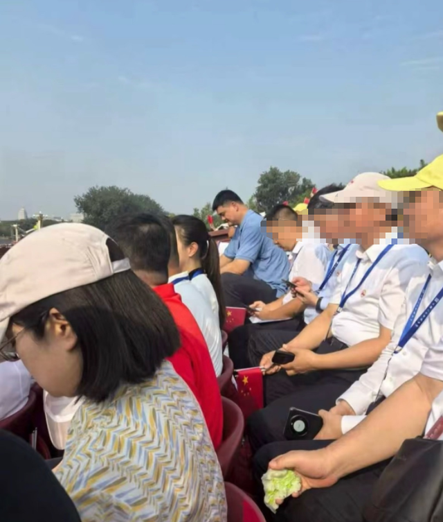 13位奥运冠军现场观看阅兵，汪顺戴着奖牌，马龙的“合照”太特殊