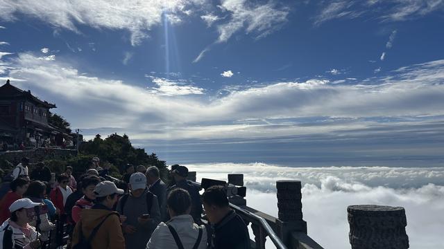 云海翻涌 宝光乍现 泰山秋日胜景引人沉醉