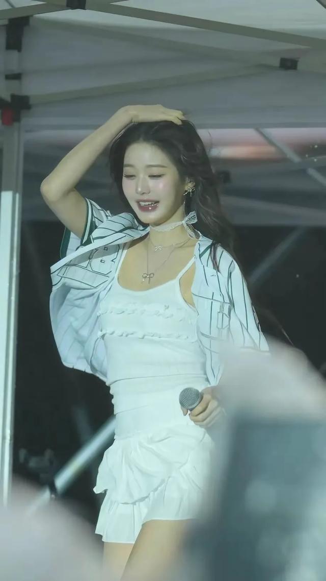 20岁的张元英这蕾丝肚兜和颈环越来越有人妻熟妇感了！还肥了不少