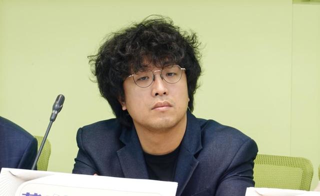 潜伏在中国的反华家族，靠大陆收入上亿，如今下场大快人心！