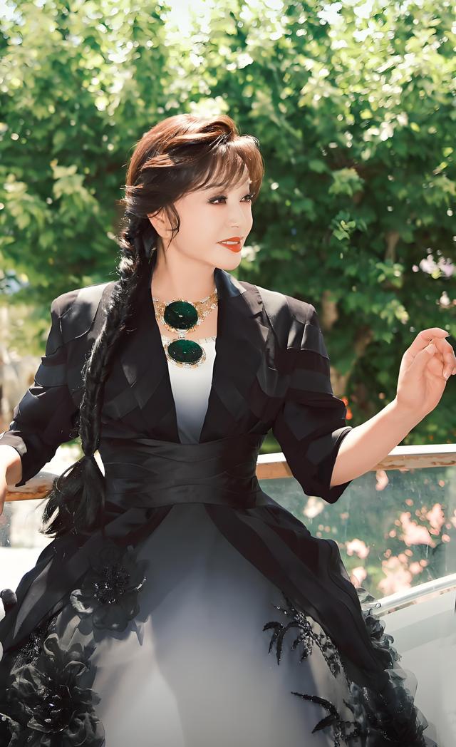 75岁刘晓庆与胡兵走红毯！看上去像姐弟俩，两人都是孤家寡人