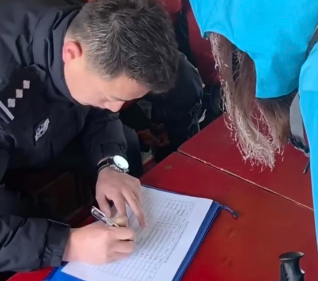 旅行社组织14人川西非法穿越，21岁领队入职次日被安排带团，本人道歉：知道封山；当地介入调查