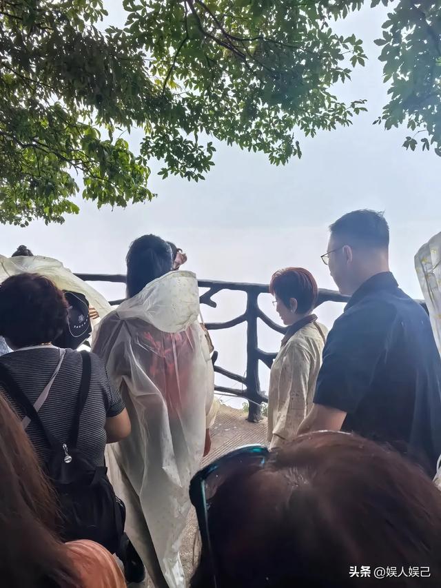 77岁洪秀柱游张家界天门山，与激动偶遇的游客热情打招呼，超有爱