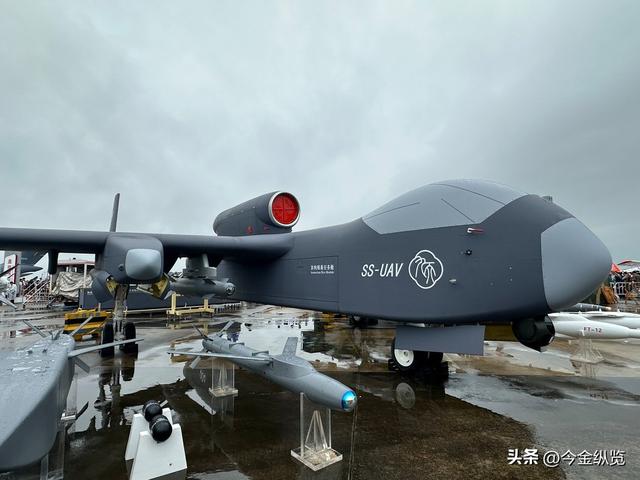 比歼10还大？“九天”无人机携300巡飞弹首飞，关岛要变清道夫了