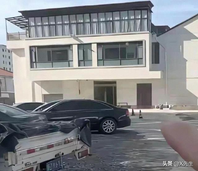 山西长治狗主人家房子被曝，奢华宽大却朝向奇特，遭网友质疑违建