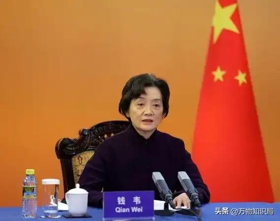 “外交男神”王毅年轻旧照，与妻子罕见同框，岳父曾是周总理秘书