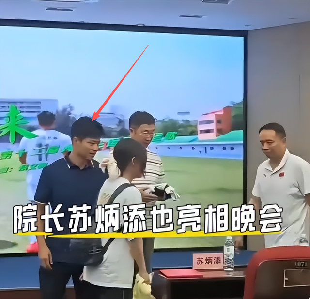 全红婵参加开学典礼，身体发育明显，网友：这么胖，好好读书吧！
