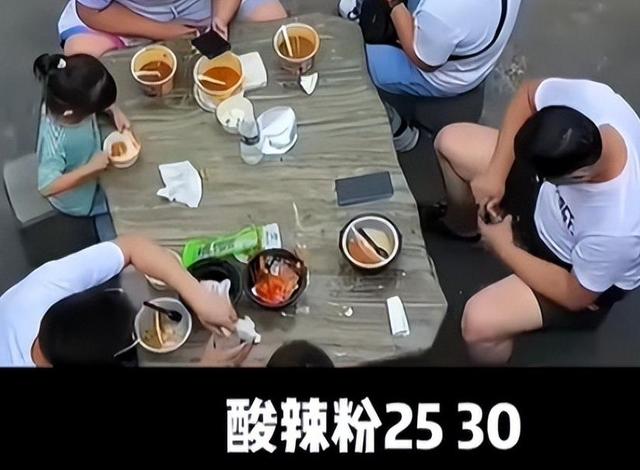 人山人海只看不买，年轻人报复性“白嫖”，景区赚不到钱了？