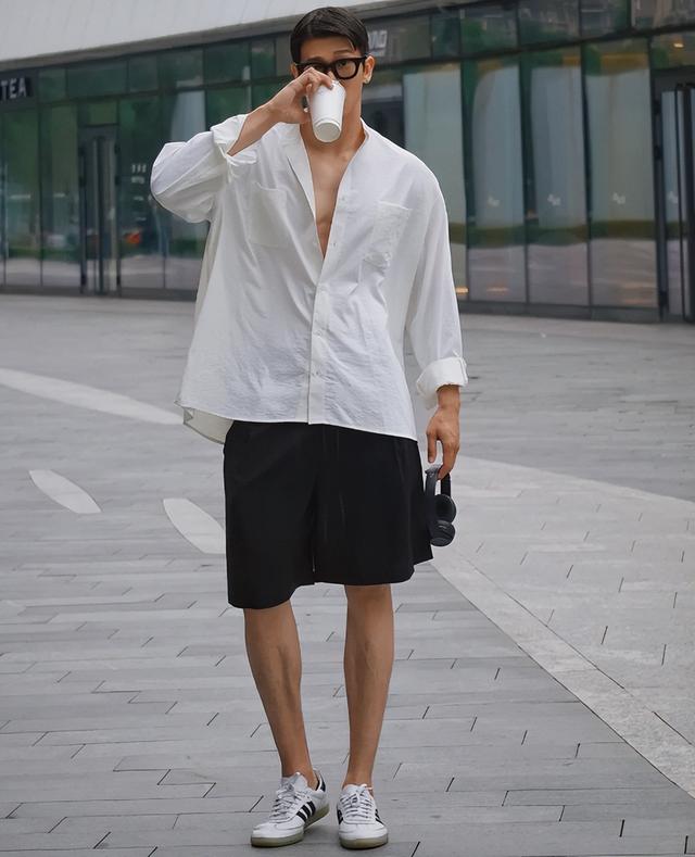 去北京才发现：小白鞋失宠了！满街的短裤+运动鞋的打扮，太帅了