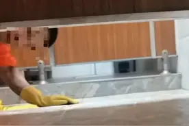 海口一公厕男保洁偷窥女性上厕所？当地回应：已被拘留，后续将开除图片