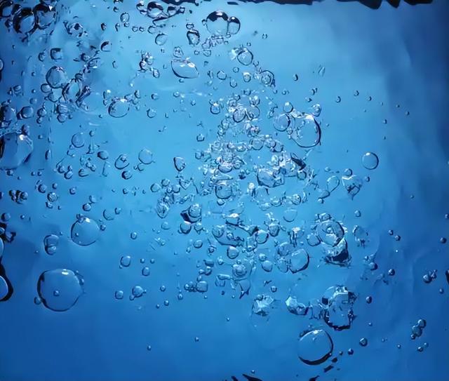 泡泡膜“吞”水流？泡泡新玩法，水流穿膜不破！