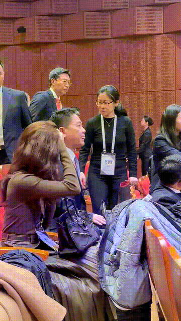 刘强东带章泽天见客户，56万爱马仕抢眼！他宠溺的眼神藏不住