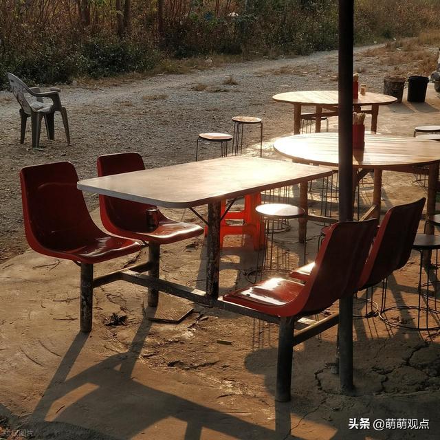 12岁时的我，过年与妈妈各自在山顶摆摊，妈妈奖励了我一碗炒凉皮