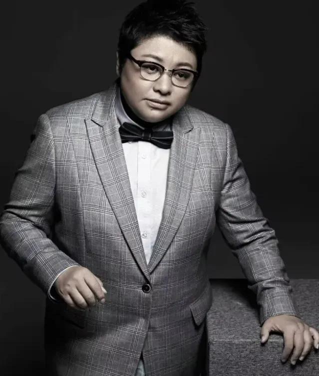 54岁韩红瘦40斤美到认不出，穿夹克配马丁靴，时尚得像变了个人