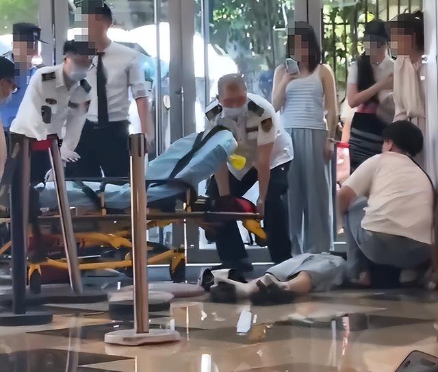 上海某潮牌店前最触目惊心的一幕：病态现象，祸害了多少中国女性