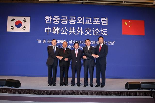 韩国特使团抵达北京，下飞机的第一句话不简单，中方回应很干脆