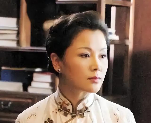 19岁嫁给富豪，20岁离婚携子净身出户，单亲40年如今儿子为她争光