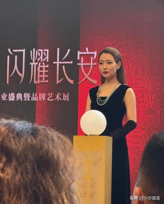 39岁白冰现身西安	，貌美如花，难怪胡歌说：她太美了，都不敢看她