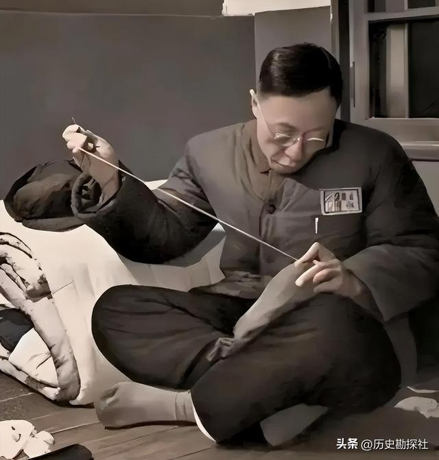 1924年溥仪被赶出紫禁城，在翊坤宫留影，寸头高筒皮靴，气质不凡