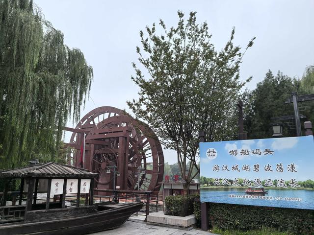 泛舟汉城湖：天地金黄，湖水碧绿，在水面上邂逅不一样的汉长安城